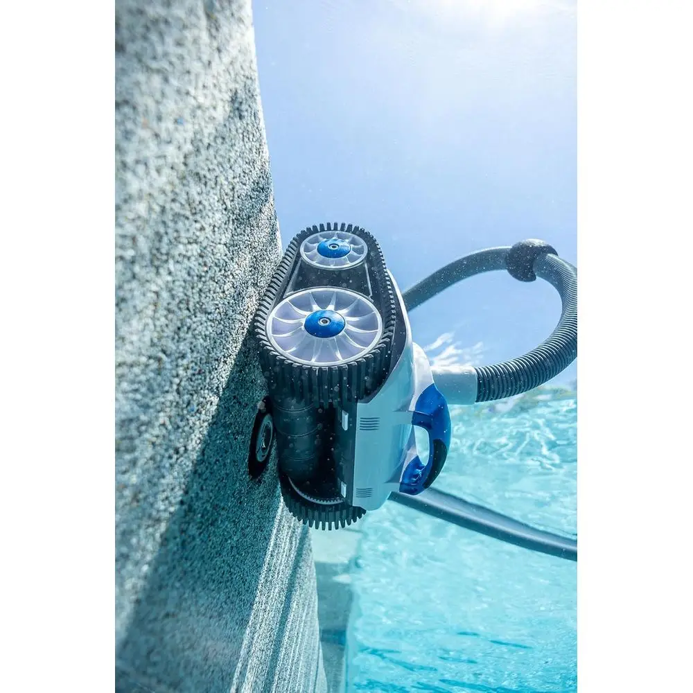 Aspirator navigând în piscină