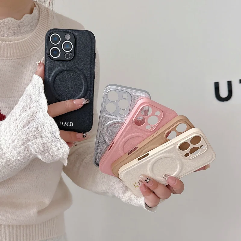 iPhone 14、12、13、15、16、17 Pro Max、14、15、16 Plus用、ゴールド・シルバーの名前入りマグネット式レザーPUケース、レンズ保護付き