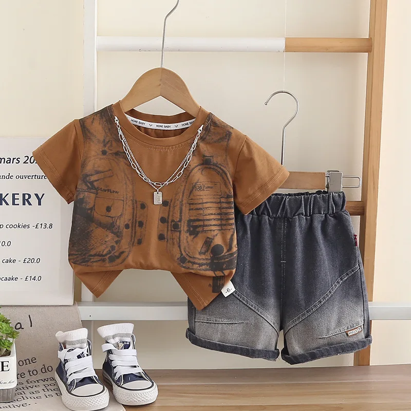 

Новый летний комплект для мальчиков 2026: футболка с принтом рюкзака и джинсовые шорты, повседневный детский костюм для 1-5 лет