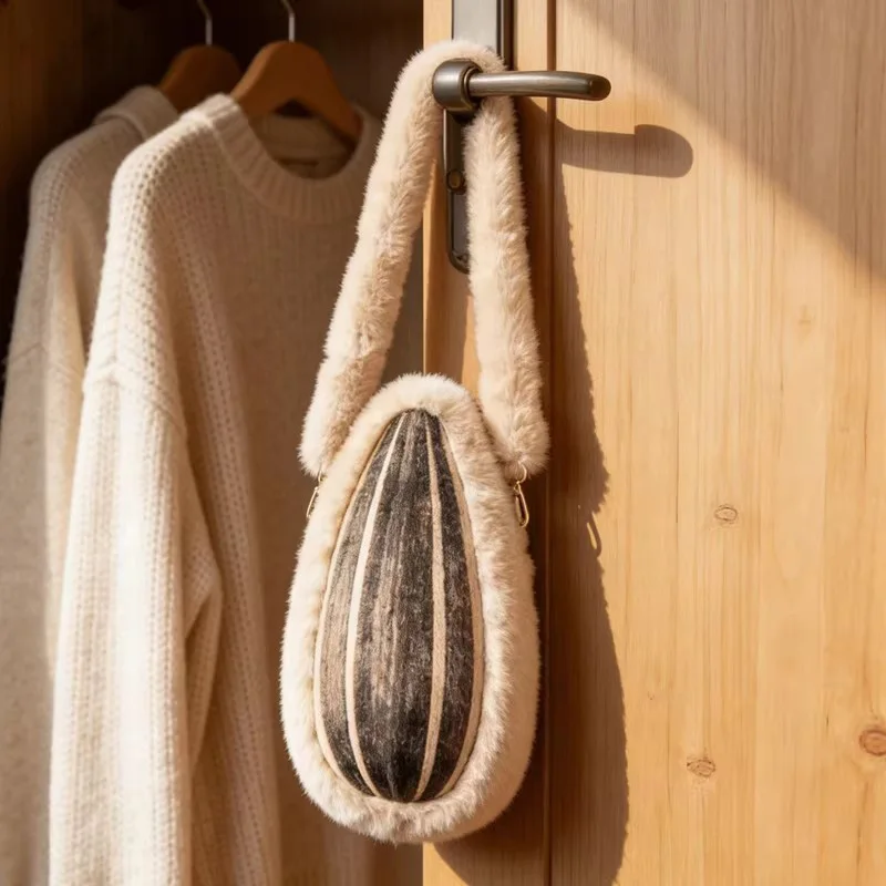 창의적이고 귀여운 털복숭이 거대 씨앗 크로스백 가을 겨울 따뜻한 패션 숄더 디자인 독특한 캐주얼 핸드백 여성용 사랑스러운 신상품