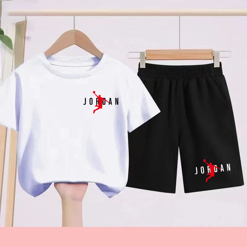 Questo completo sportivo estivo per bambini con t-shirt e pantaloncini in bianco e nero è adatto a bambini dai 3 ai 13 anni con motivi a lettere.