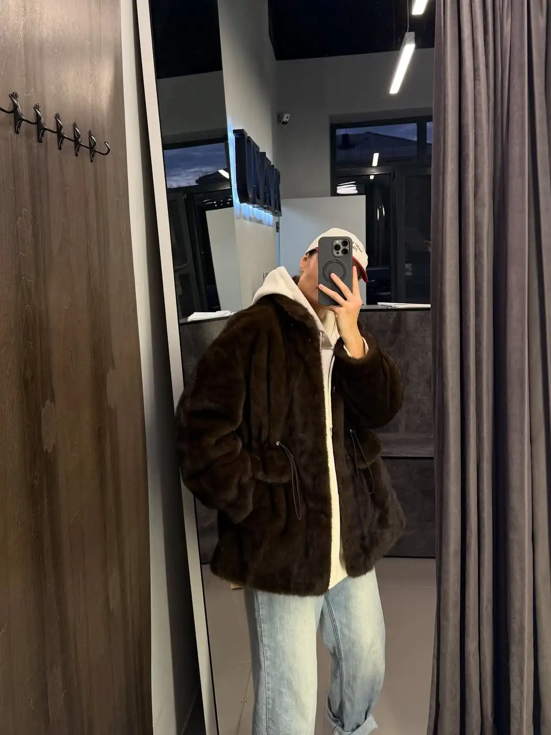 เสื้อโค้ทขนเฟอร์เทียมทรงเข้ารูปพร้อมเชือกรูดเอวสำหรับผู้หญิง ดีไซน์เก๋ไก๋ คอตั้ง แขนยาว มีกระเป๋า เสื้อแจ็คเก็ตอุ่นๆ สำหรับผู้หญิง สวมใส่ได้ทุกวันในฤดูหนาว สไตล์ลำลอง