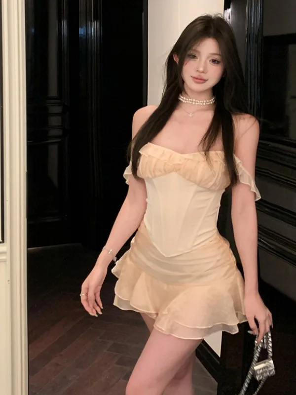 

Sexy Pure Desire One-Shoulder Fishbone Waist-Cinching Tube Top And A-Line Skirt Two-Piece Set Women's Fashion Ensemble