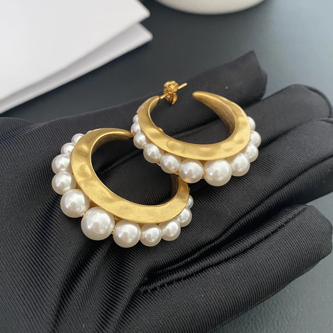 2024 Fashion Europe Designer Brand Pearl Half Round Earrings Women Top Quality Charm Jewelry Trend