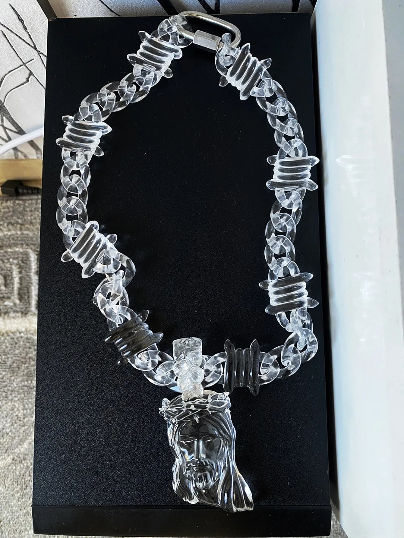Trendy Transparent Clear Acrylic Big Juese Pendant Necklace for Men Hiphop Brambles Wire Jesus Christ Necklaces Male Jewelry