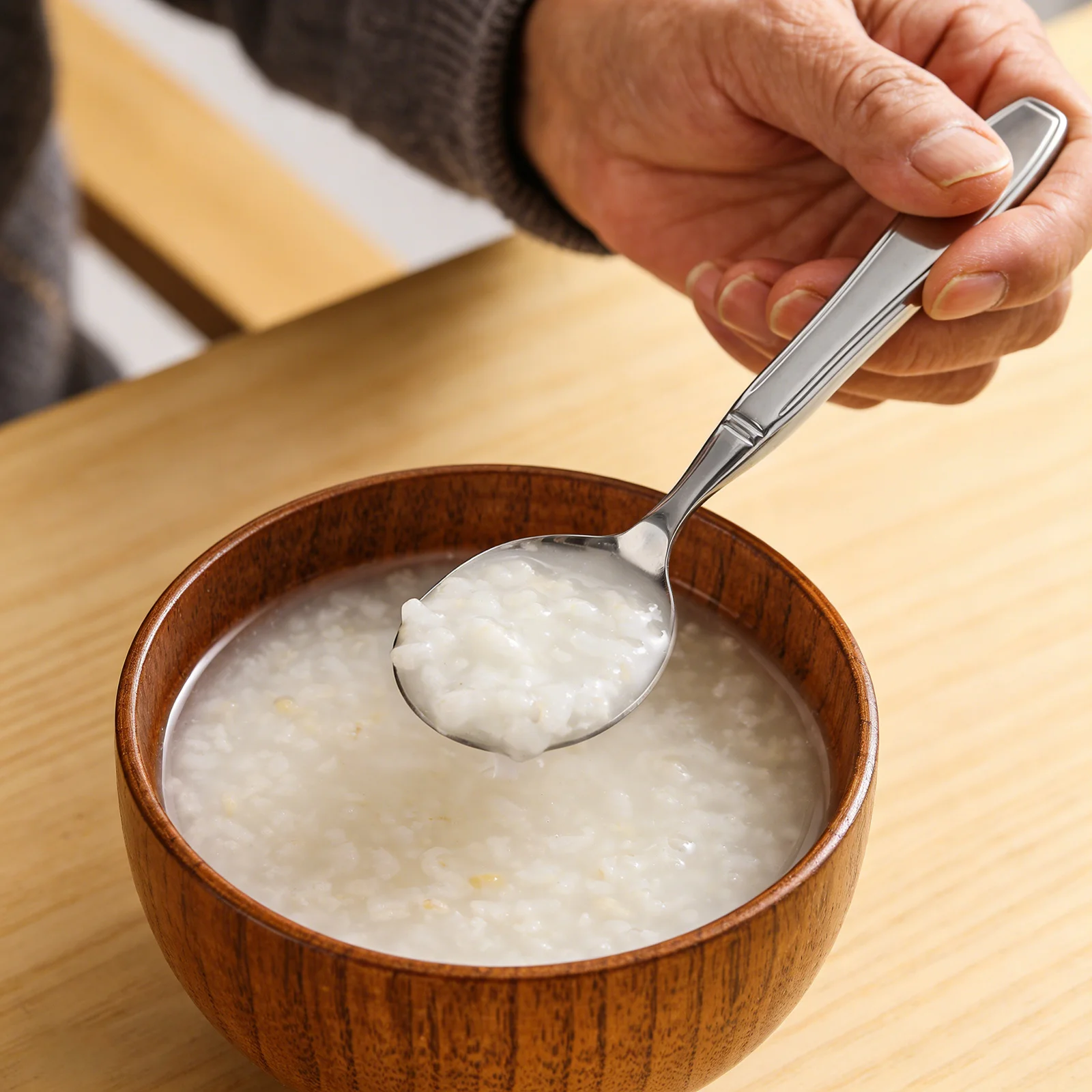 

Утяжеленные адаптивные столовые приборы для пожилых людей: ложка из нержавеющей стали с улучшенным захватом для людей с нарушениями координации и трепетанием рук