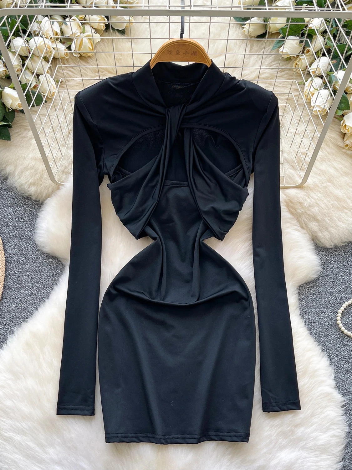 เดรสสั้นสีดำเซ็กซี่แบบมีรอยตัดแต่ง แบรนด์ Foamlina แฟชั่นผู้หญิง ตกแต่งไหล่ด้วยฟองน้ำ แขนยาว ทรงเข้ารูป เหมาะสำหรับงานปาร์ตี้และคลับ  คอลเลคชั่นฤดูใบไม้ร่วง 2025