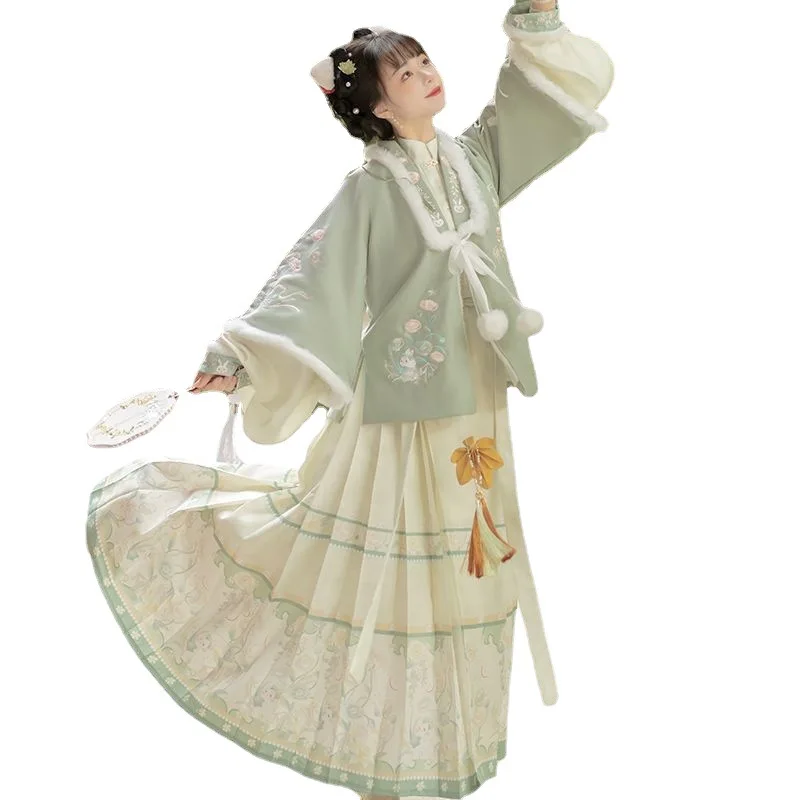 ชุด Hanfu ฤดูหนาวมีคอตั้งปักและความอบอุ่นอย่างหนา