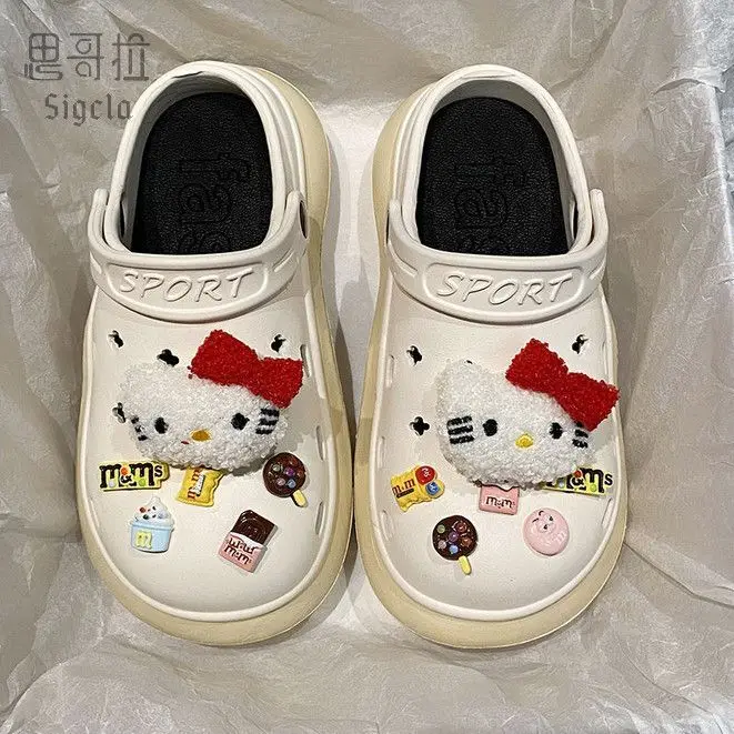 Hello Kitty รองเท้าแตะผู้หญิงกันลื่นพื้นหนาสำหรับฤดูร้อน, รองเท้าแบบมีรูระบายแมวกันลื่นลิ้นรองเท้า2024ใหม่รองเท้าแตะผู้หญิง