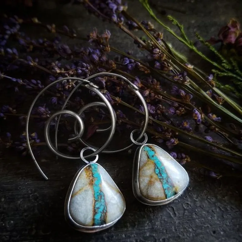 

Vintage Triangle Green White Crack Stone Earrings Personality Silver Color Metal Screw Dangle Earrings for Women