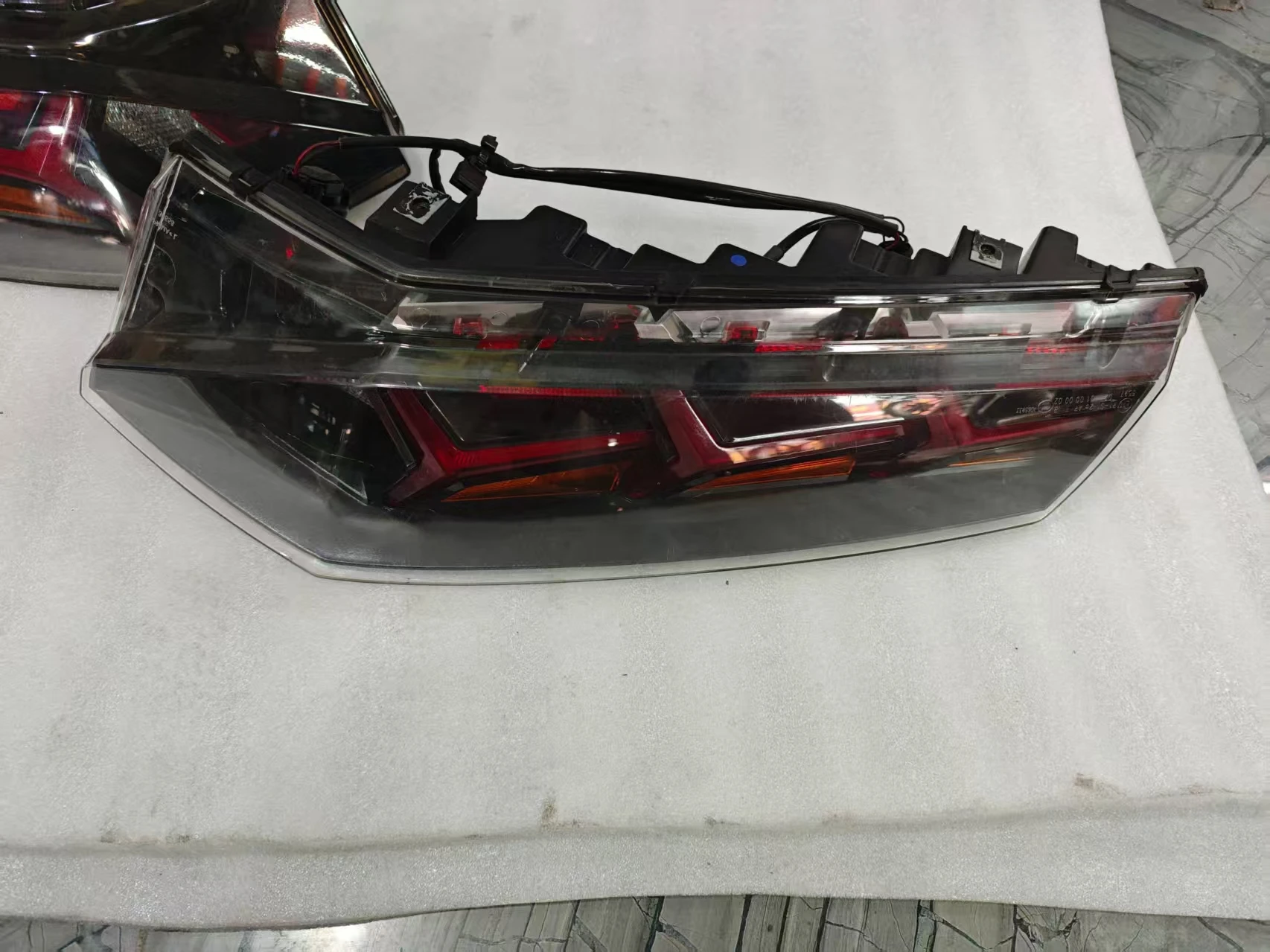 المصباح الخلفي الأصلي الذيل ضوء لامبورغيني أفينتادور 2017 OEM 470945096 470945095