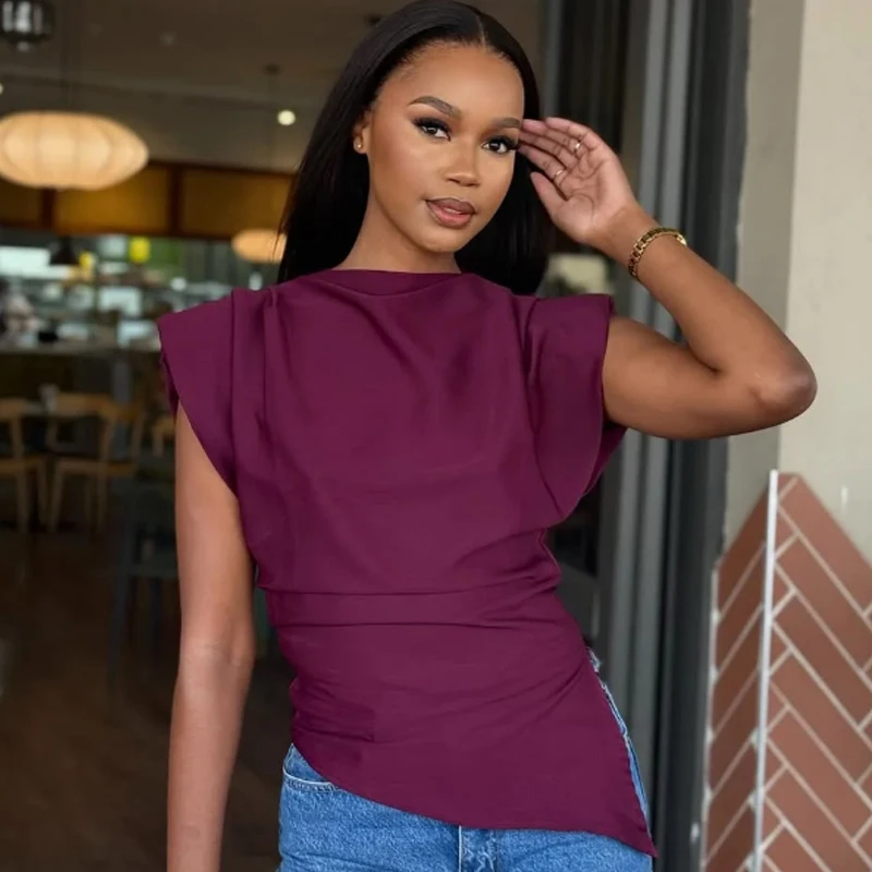 HXAO المرأة تي شيرت مطوي بلايز غير متناظرة صيف 2025 أسود أحمر بني المرأة عادية تكدرت شق سليم بلا أكمام تي شيرت