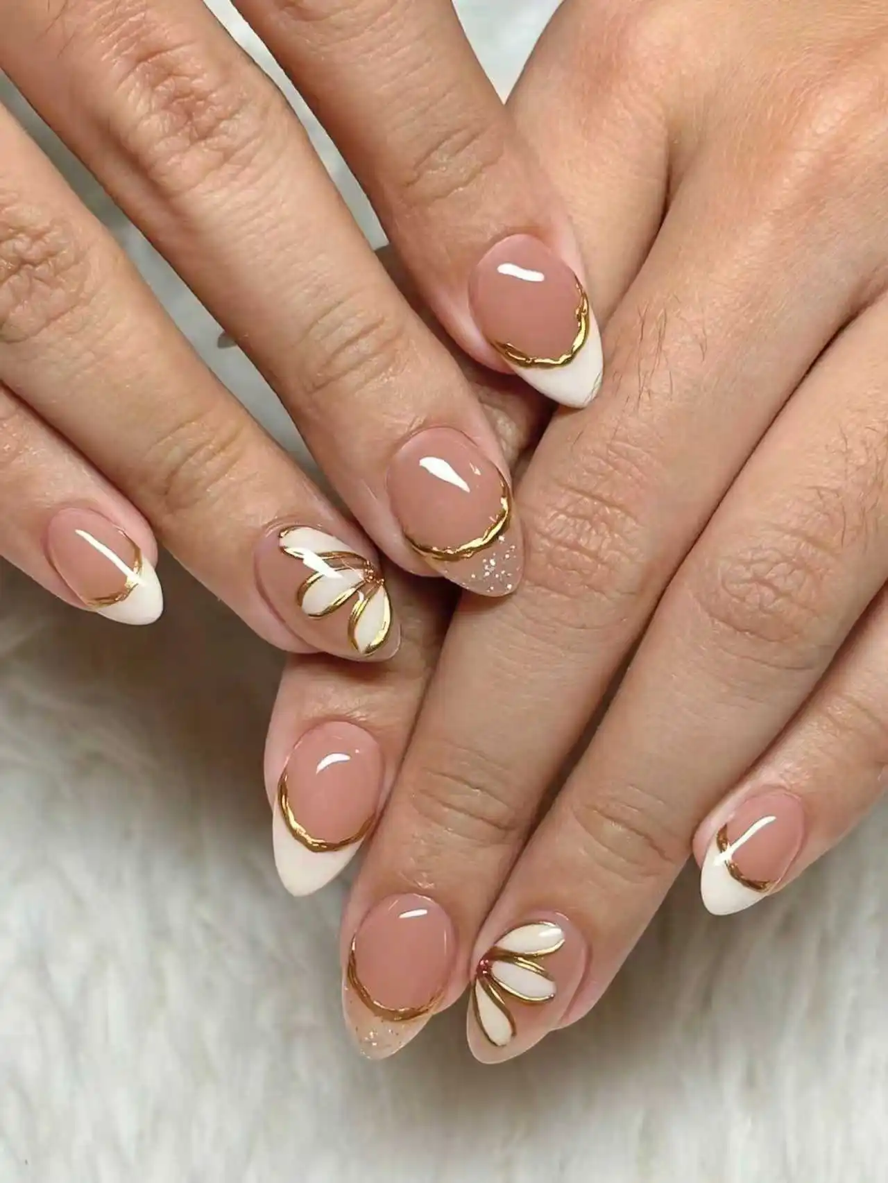 10 قطع، حليب اللوز الأبيض المصنوع يدويًا بثلاثة بتلات مع زخرفة بحافة ذهبية، بسيطة ولكنها أنيقة، ذات جودة عالية.