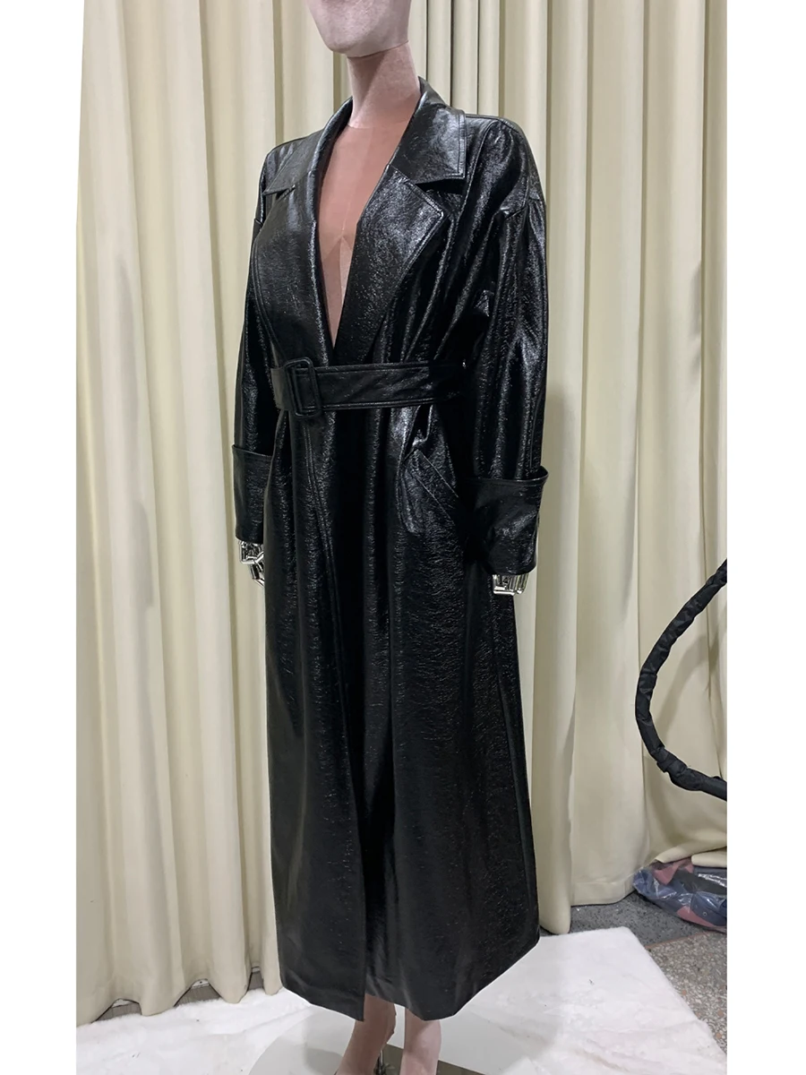 معطف خريفي طويل جدًا كبير الحجم لامع أسود من الجلد الصناعي للنساء بحزام ملابس فاخرة مصممة ملابس خروج 2025