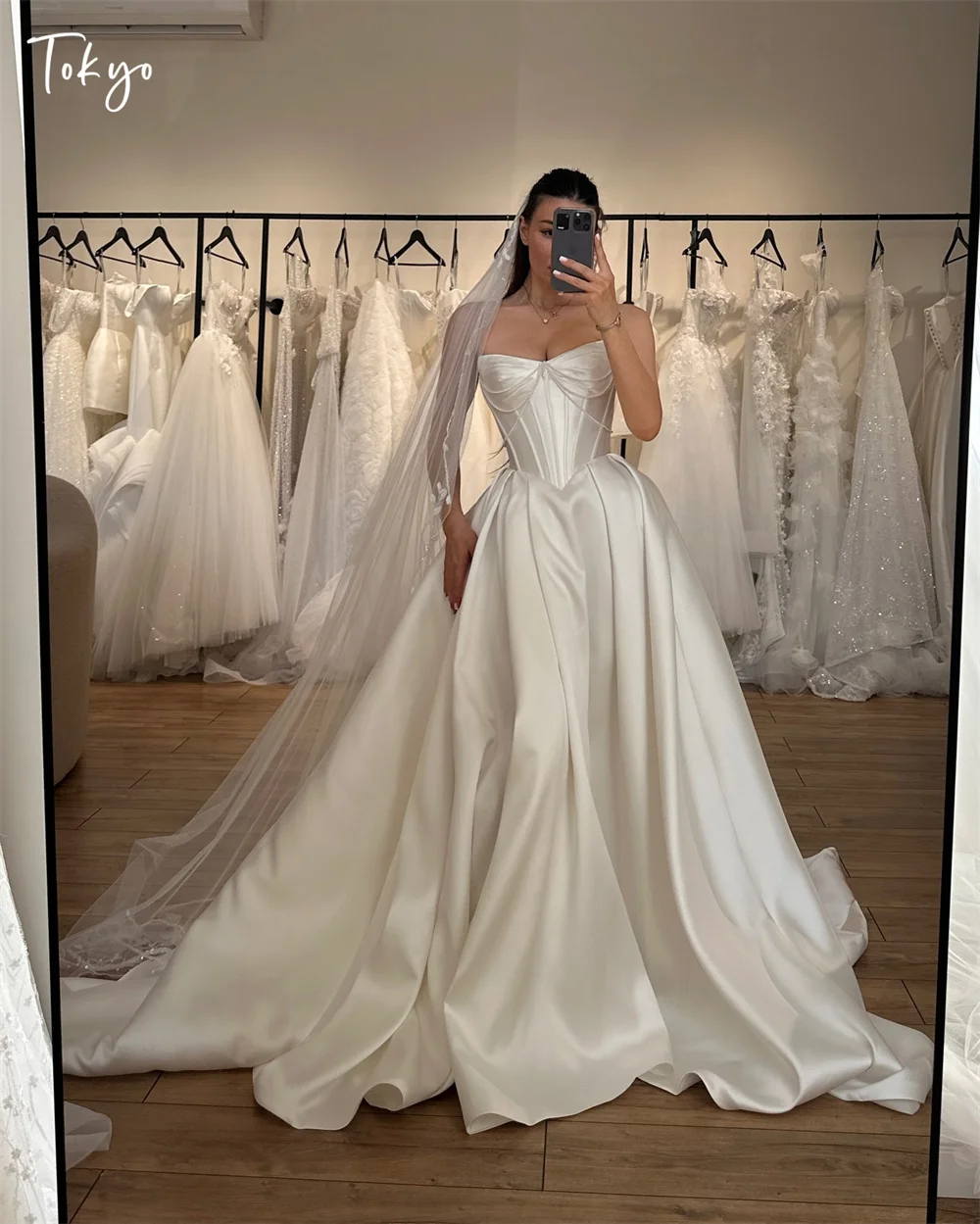 Tokyo Customized White Sweetheart Necklink Wedding Dress Sleeveless A-Line Court Train Bridal Gown Side High Split Wedding Gown