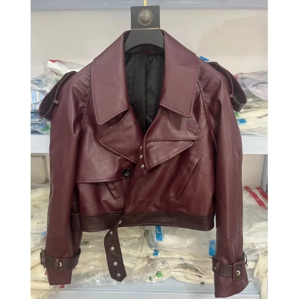 Casaco Curto de Couro PU com Lapela Ele Long S Faion para Mulheres, Coleção de Inverno Cleanfit, Disponível Online e em Loja