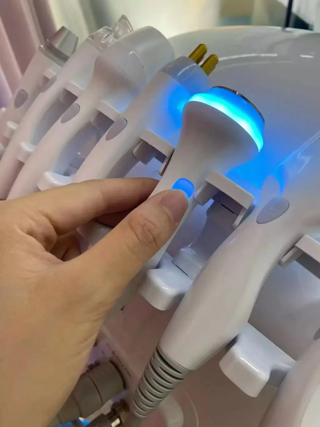 Profesjonalne urządzenie do hydrodermabrazji Smart Ice Blue Plus 7 w 1 z funkcją tlenową, masażu bąbelkowego, liftingu RF i ultradźwięków.