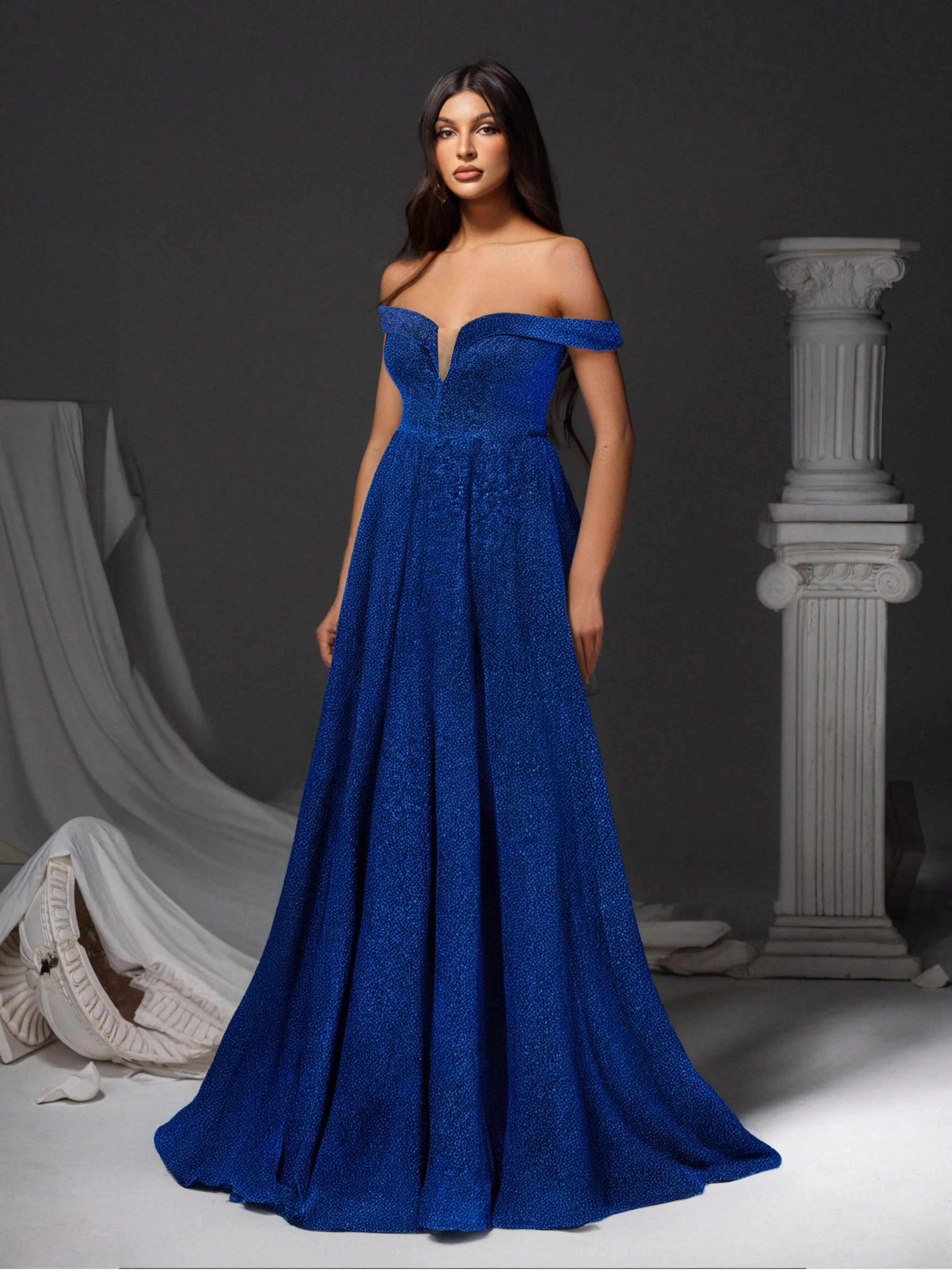 

Синее длинное платье с открытыми плечами