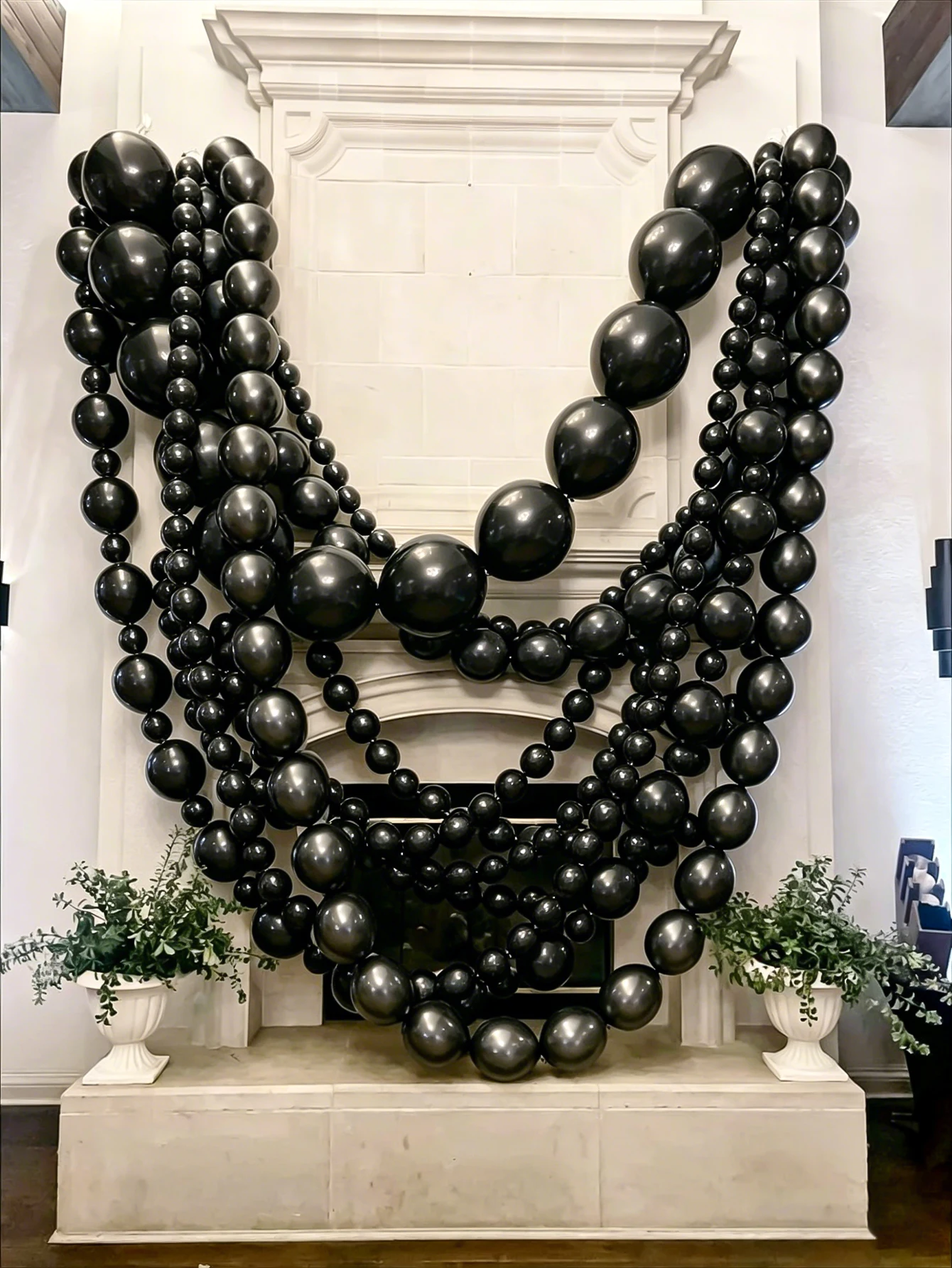 40-teiliges, schwarzes Ballon-Set mit miteinander verbundenen Ballons, geeignet für Anlässe, die nicht Hochzeiten, Geburtstage, Valentinstag oder Heiratsanträge sind. – Detail 3