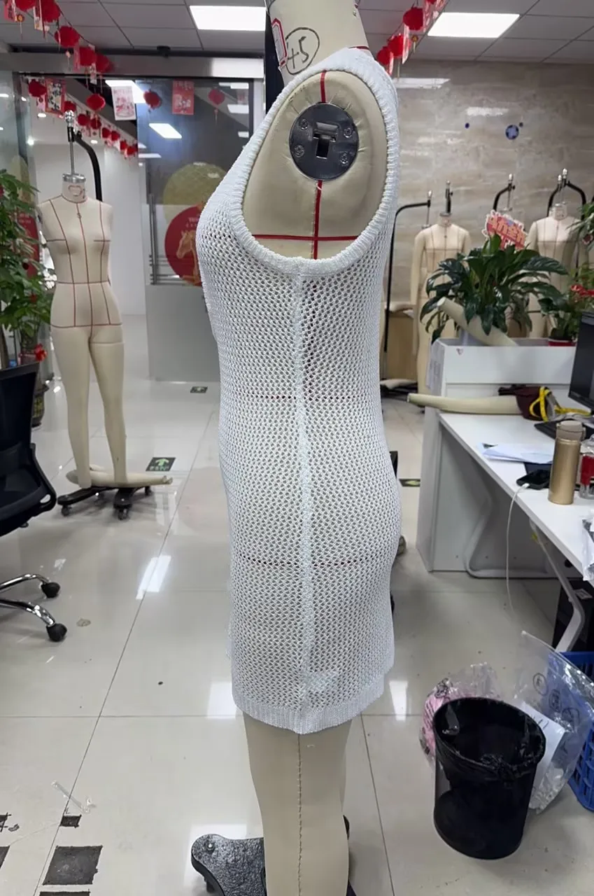 

Привлеките внимание на пляже с нашей пляжной юбкой с глубоким V-образным вырезом и вырезами, доступной в различных цветах и размерах!