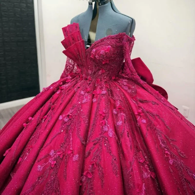 

Блестящее розовое платье Quinceanera с открытыми плечами, кружевное платье с рюшами и кристаллами, блестящая наклейка, 3D цветок, длинный хвост, платья de 15, Quinceanera
