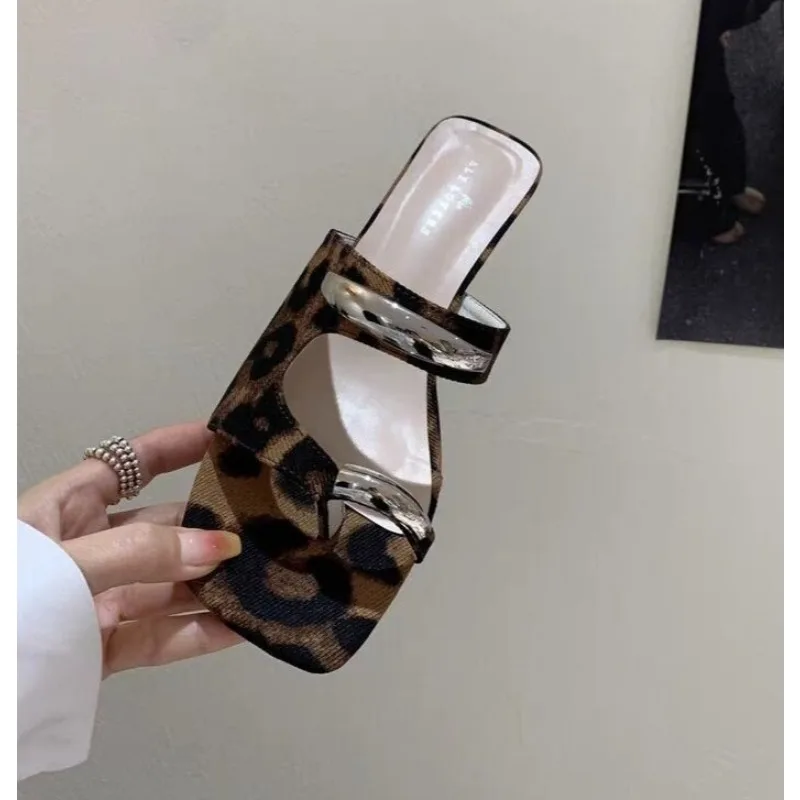 Women Summer Slippers Ladies Sandals Metal Decor Thong Flip Flop Low Heel Shoes Woman Outdoor Sweet Sandals Female Plus Size