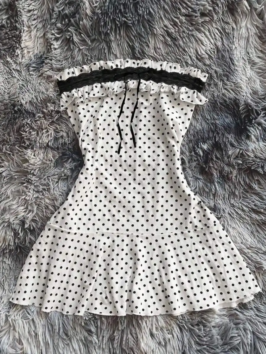 Damska sukienka mini bez ramiączek z falbankami, nadrukiem w kropki i kontrastową koronką.