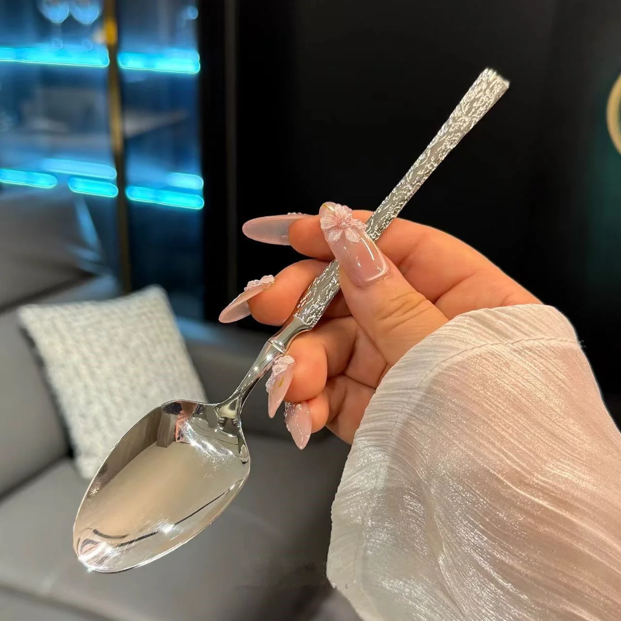 Image 6: Ensemble de couverts en acier inoxydable argenté de 16 pièces avec fourchettes et cuillères, manches martelés créatifs - comprend une cuillère à soupe et une cuillère à dîner
