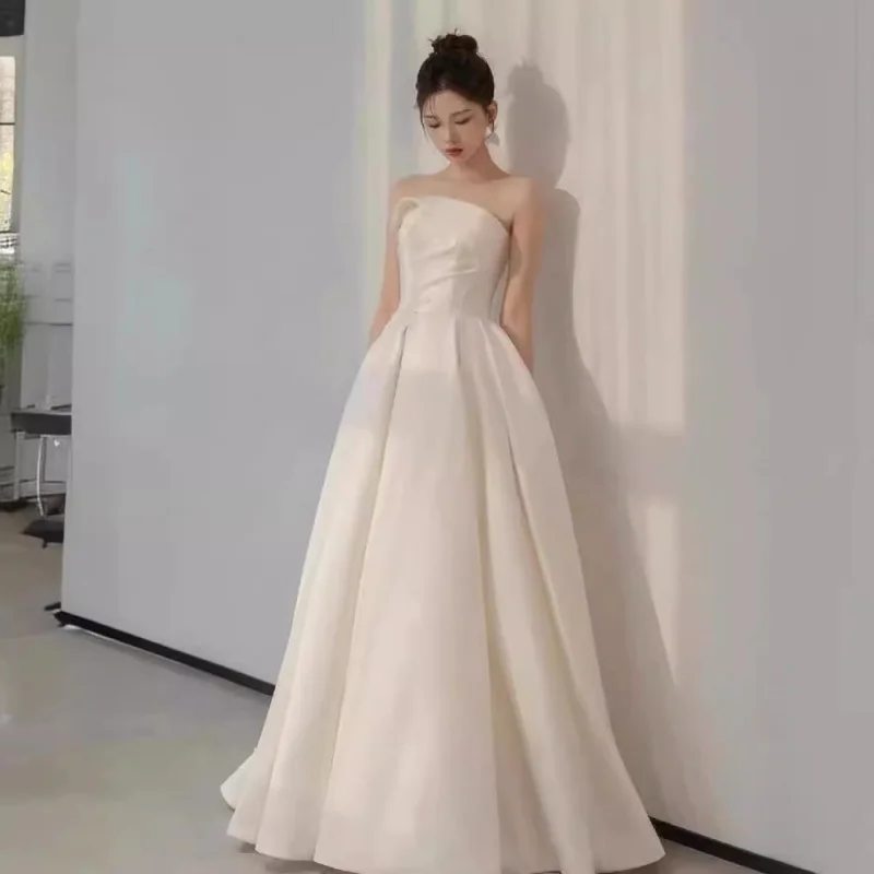 abito-da-sposa-da-viaggio-senza-spalline-in-raso-per-la-sposa2025nuovo-velo-di-benvenuto-in-stile-francese-con-texture-di-alta-qualita