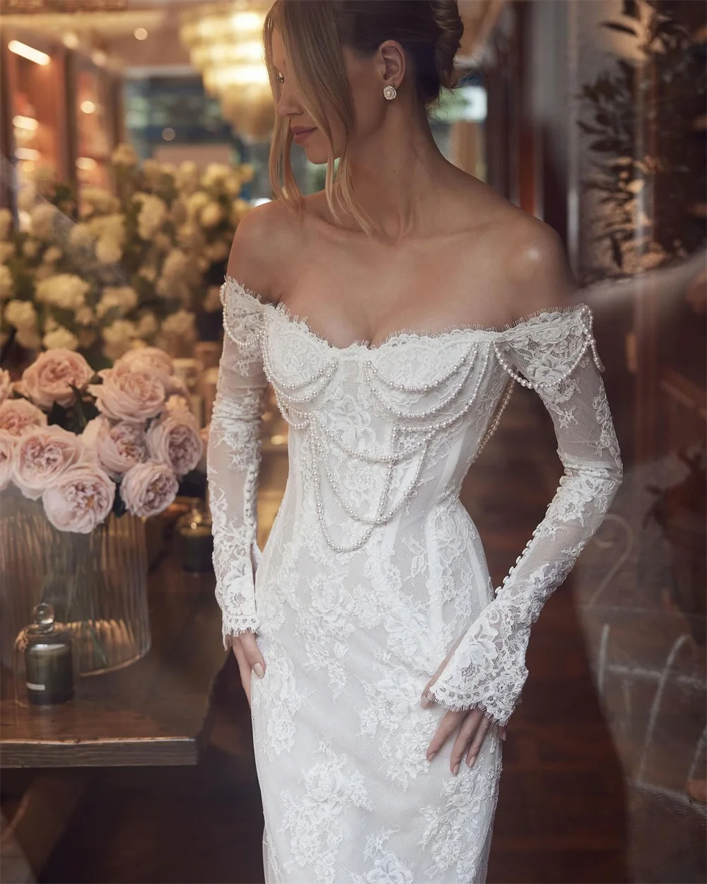 Abito da sposa bianco personalizzato con spalle scoperte Tokyo, maniche lunghe, abito da sposa in pizzo a sirena, strascico di corte, abito da sposa elegante