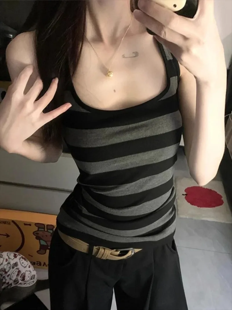 Ostro słodki, seksowny, prążkowany top na ramiączkach, damski, do noszenia jako bielizna lub na co dzień, nowa kolekcja lato 2025, modny, dopasowany, bez rękawów, bazowy top.