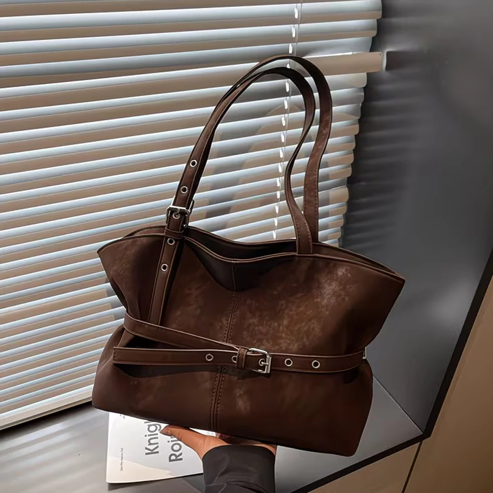 Eine einfarbige Tragetasche mit Gürtelschnalle, im Vintage-Stil, mit großem Fassungsvermögen, ideal für den täglichen Gebrauch und zum Einkaufen in der Stadt, modisch und vielseitig einsetzbar, im Herbst-/Winterstil, Damen-Umhängetasche, Damen-Handtasche, Damen-Tragetasche. – Detail 3