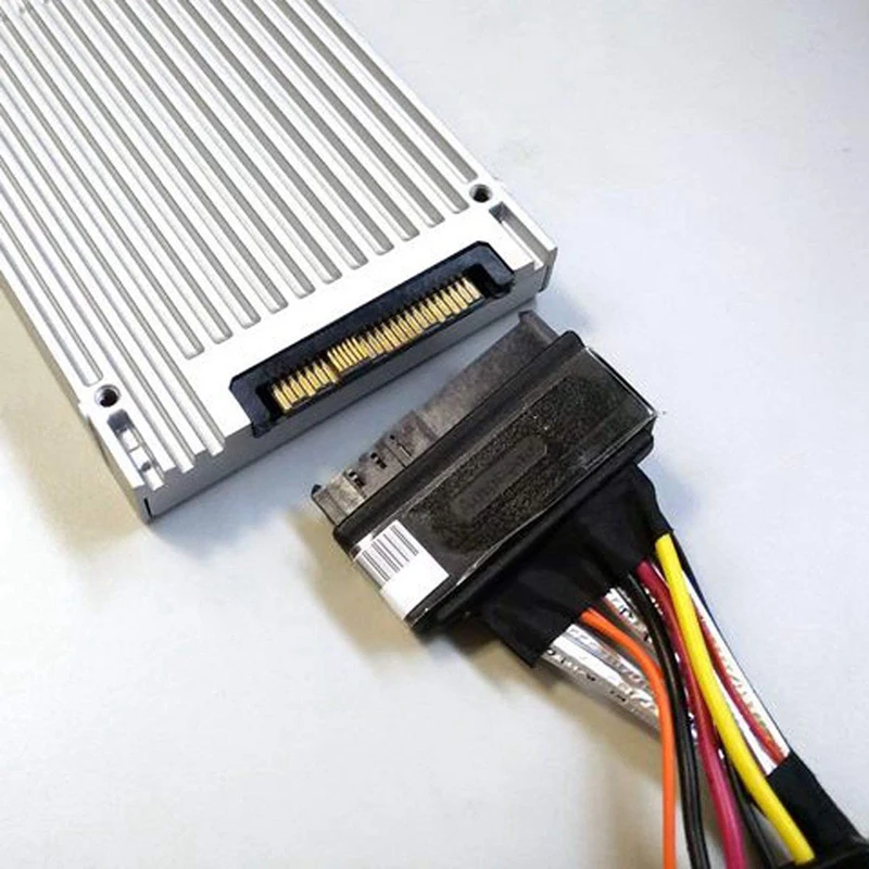 Built-in 12G Mini SAS HD to U.2 / SFF-8643 to SFF-8639 Cable 0.5M with 15-Pin SATA Power Supply, Suitable for U.2 SSD