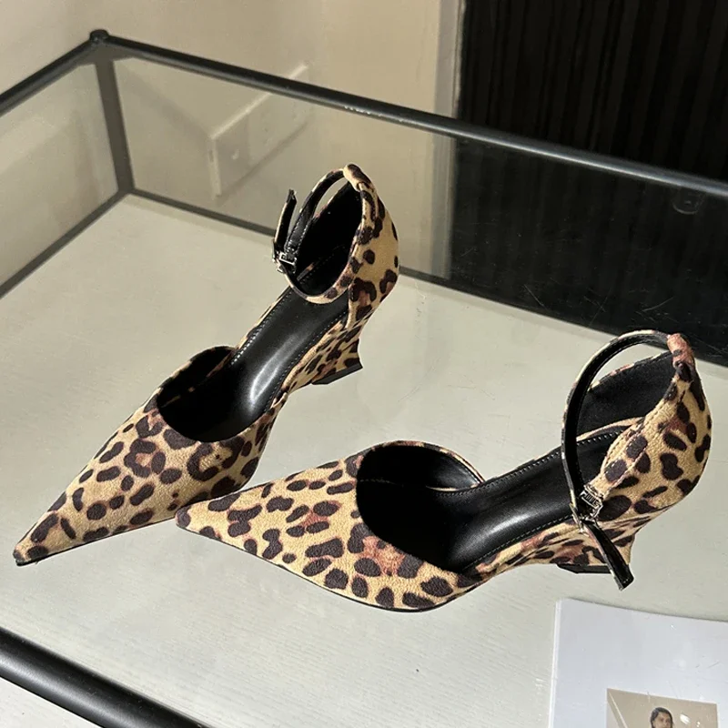 Eilyken-Zapatos De tacón alto con estampado De leopardo para Mujer, cuñas puntiagudas a la moda, con correa De hebilla, Slingback