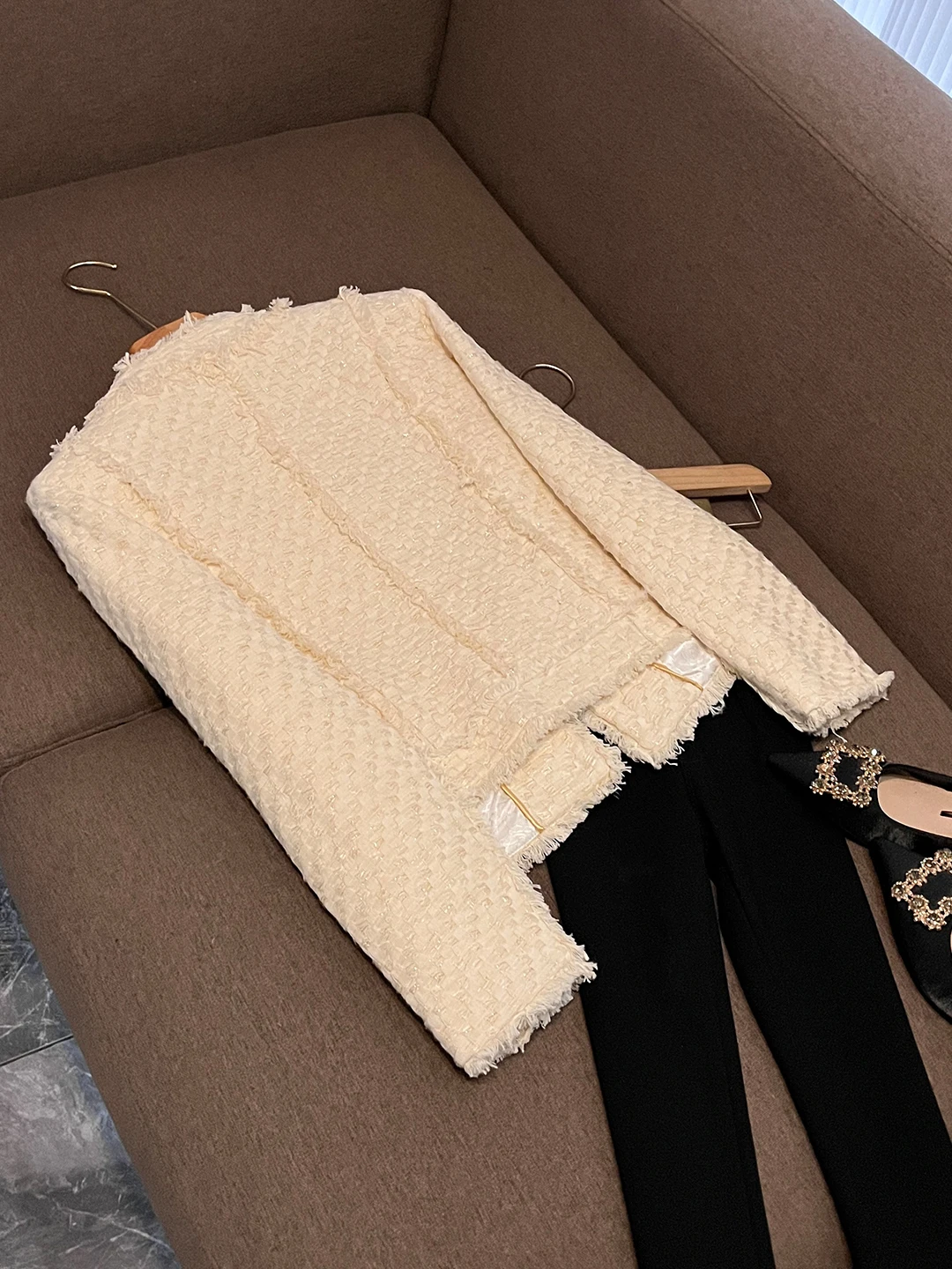 Ele Briti Sle Abrigo cruzado para mujer Abrigo con borlas hecho a mano Material de lana trenzada Ropa de oficina Largo Sve V-Ne