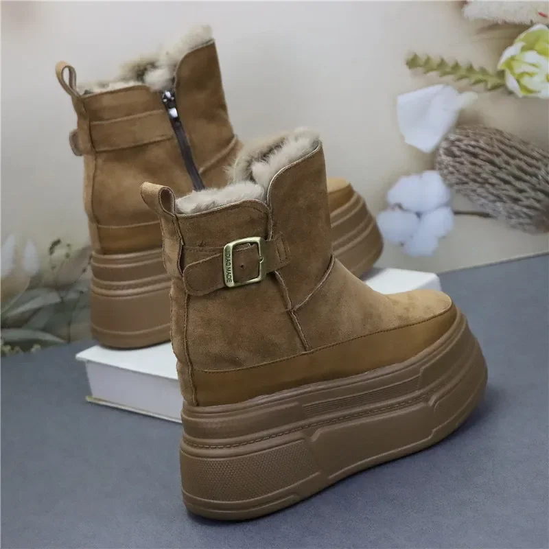 

Женские ботинки на меху. Теплые и удобные короткие ботинки на увеличивающей рост и нескользящей подошве. Подходят для уличных ботинок.