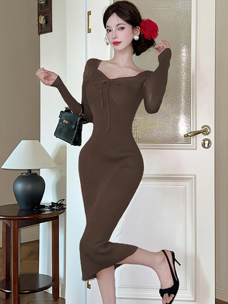 เดรสไหมพรมสีแดง คอเหลี่ยม แขนยาว ทรงเข้ารูป สำหรับงานพรอม ฤดูใบไม้ร่วง ปี 2025 สไตล์เกาหลี หรูหรา สง่างาม เหมาะสำหรับงานกลางคืน