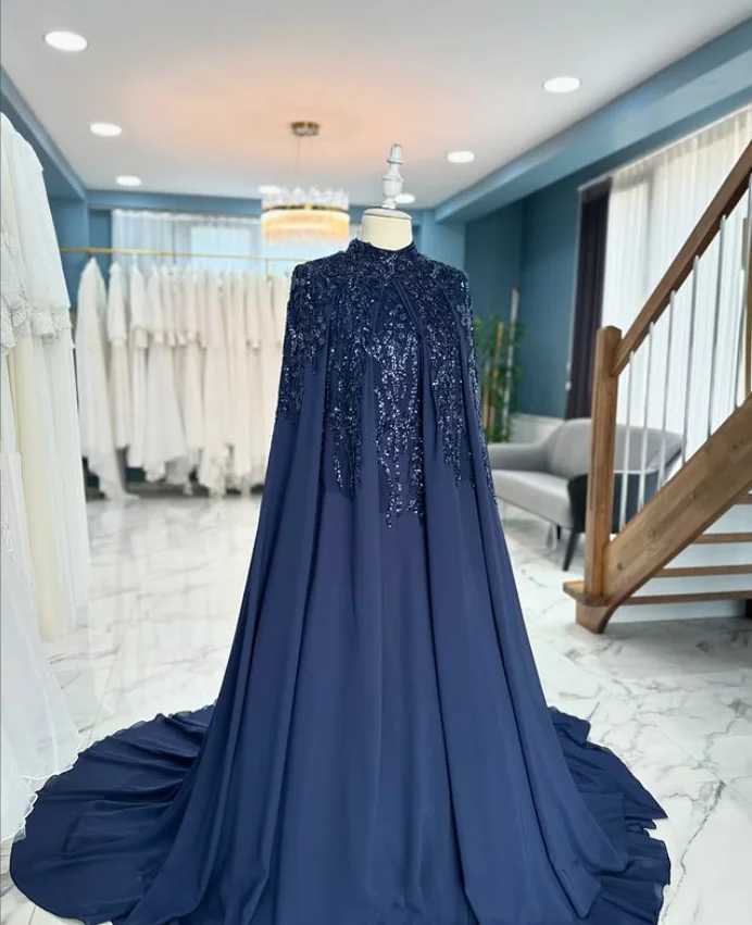 Marineblaues muslimisches Kaftan-Abschlussballkleid mit Cape, langen Ärmeln, glitzernden Applikationen, Kaftan-Abendkleid-Outfit, individuell gestaltet