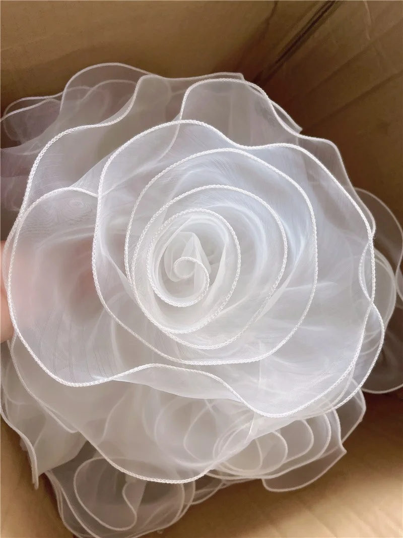 Rosa Organza Flauschiges Großes Blumen-Haaraccessoire, Bestickte Spitze, Handgefertigt, Kleidungszubehör, Hochzeitskleider – Detail 6