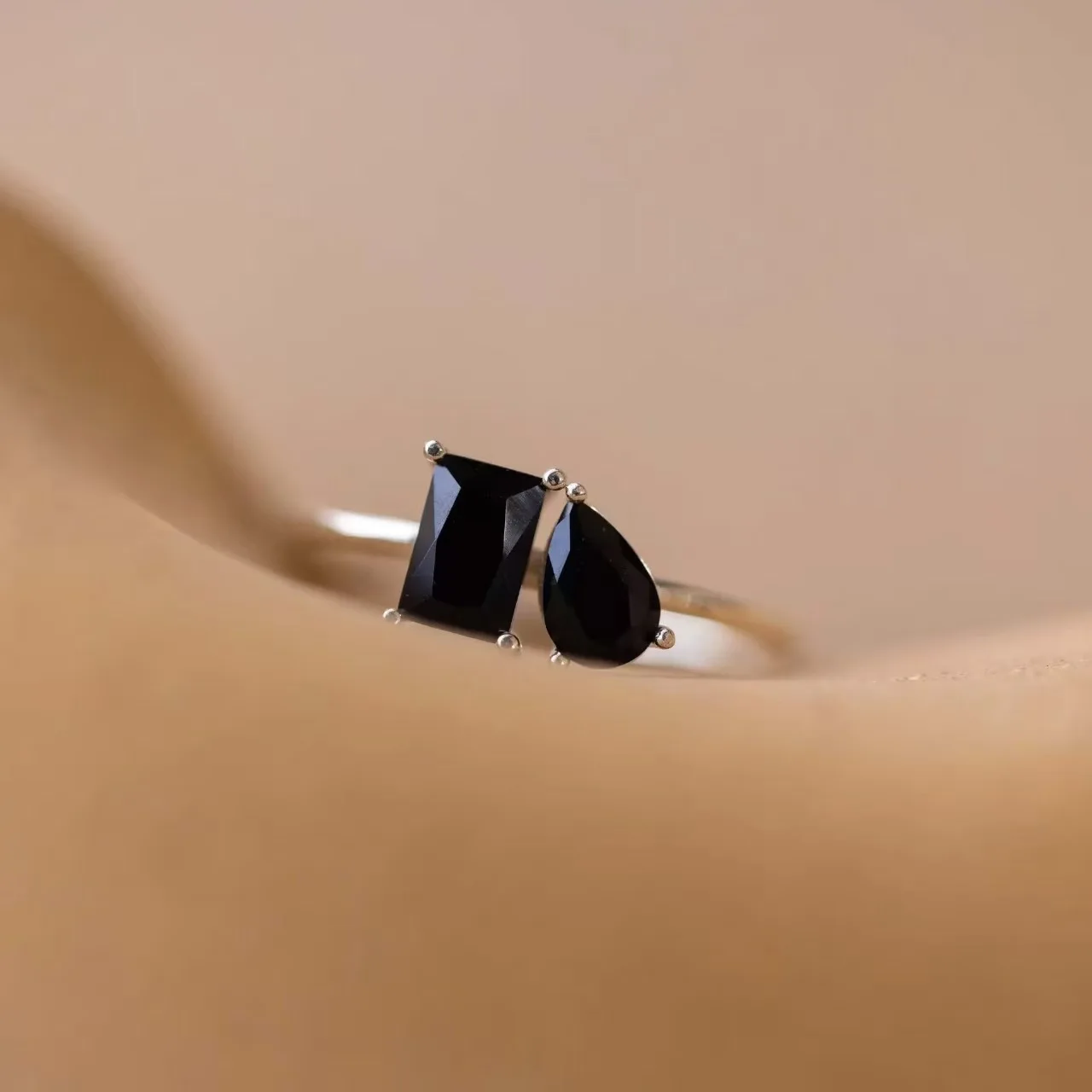 2025 Nuevo anillo con personalidad cuadrado y lágrima estilo INS, bricolaje disponible, piedra natal de diciembre, regalo del Día de San Valentín