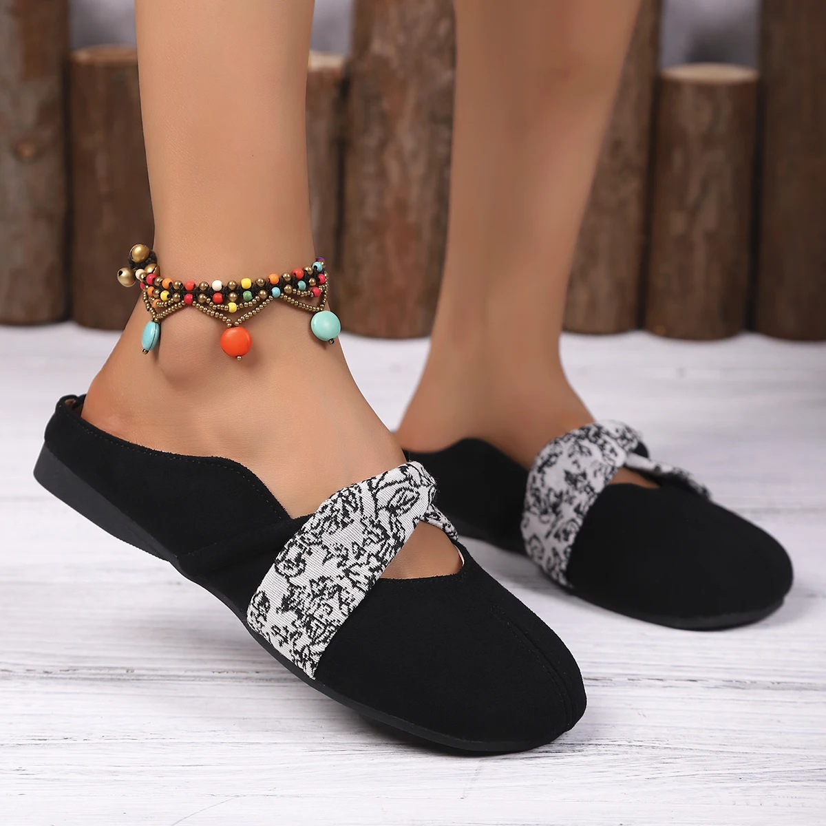 

Женские мюли с раздельным носком 2025: Новые замшевые шлепанцы с цветочным ремешком, закрытым носком и открытой пяткой, удобные повседневные туфли для прогулок