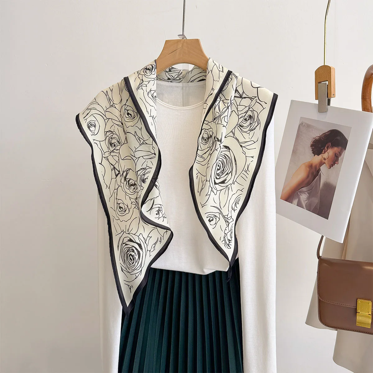 Pañuelos de seda sintética de moda con diseño de rosas y diamantes para mujer, bandanas, hiyabs de lujo, pañuelos elegantes y chales.