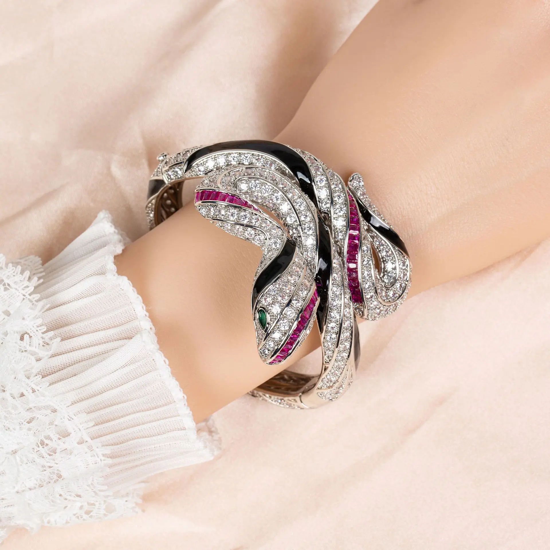 

Simple women's creative snake-shaped bracelet - unique three-dimensional twisted snake-shaped jewelry piece