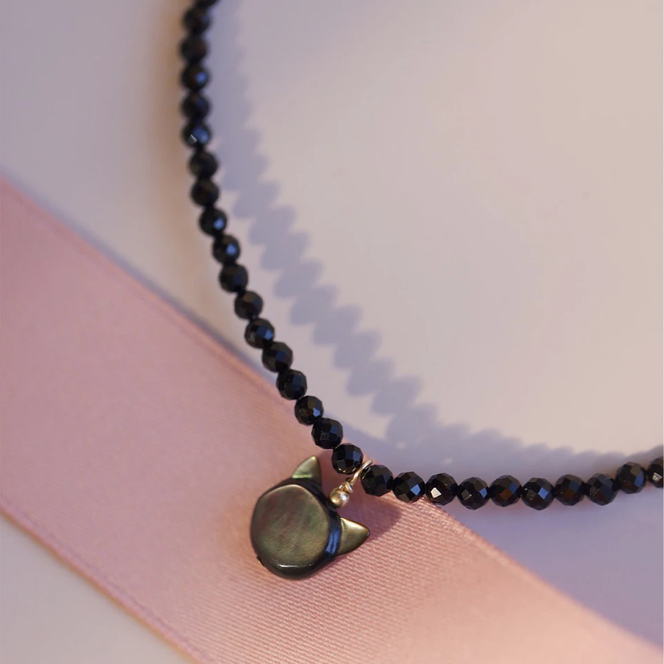 Elegant Tiny Beads Black Spinel Crystal Natural Shell Cat Pendant Choker Necklace for Women Party Jewelry Gifts