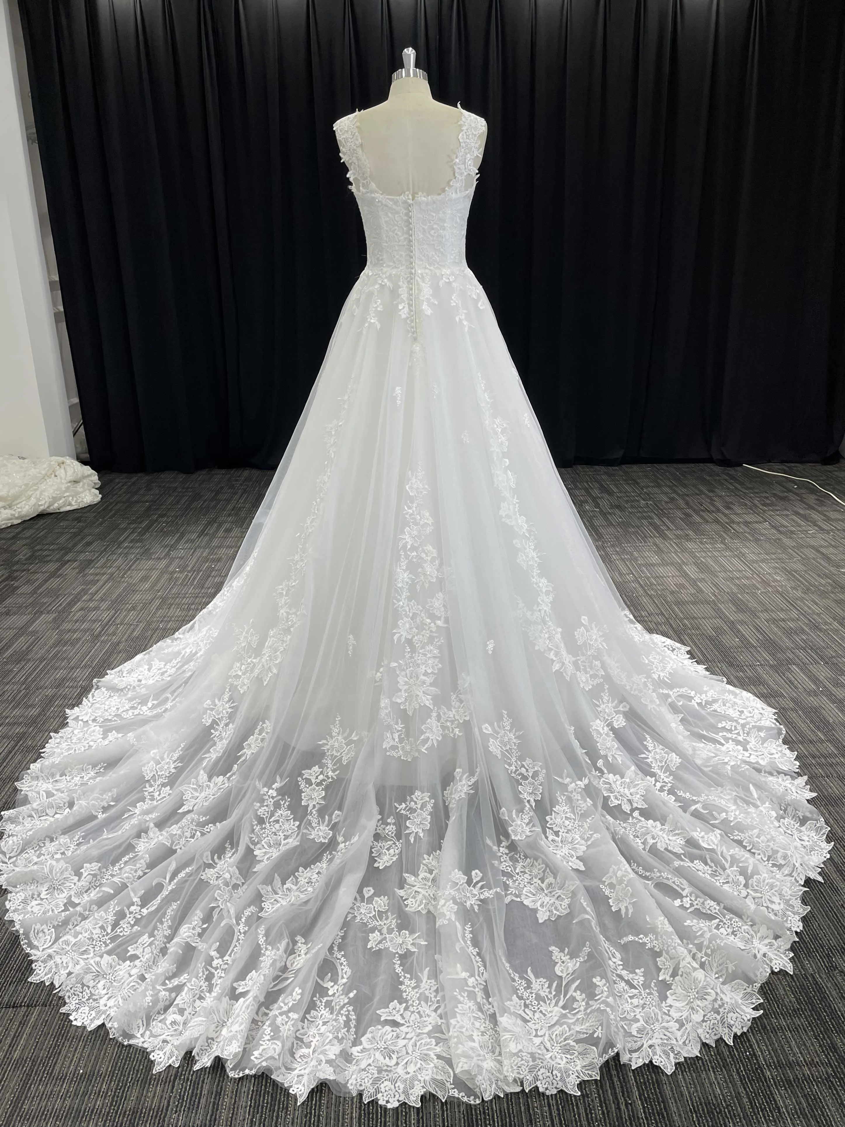 Luxury Lace Appliques Wedding Dresses Sweetheart A-line Boho Bridal Gowns Court Train Buttons