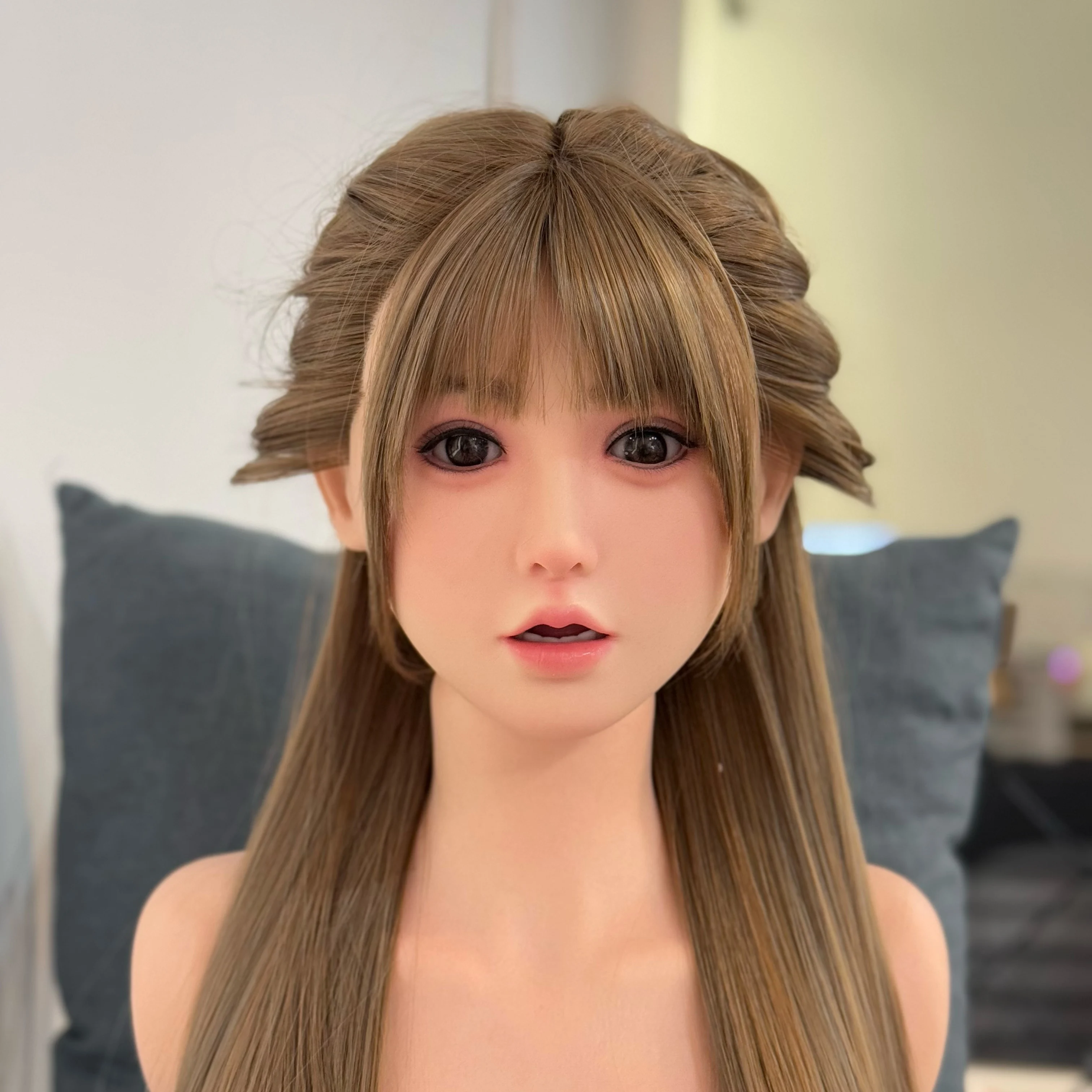 يمكن تسريحة الشعر السيليكون الجديدة فتح فمها، مما يزيد من سحرًا لطيفًا وأنيقًا. مع مظهر مكياج رقيق، إنه لطيف جدًا