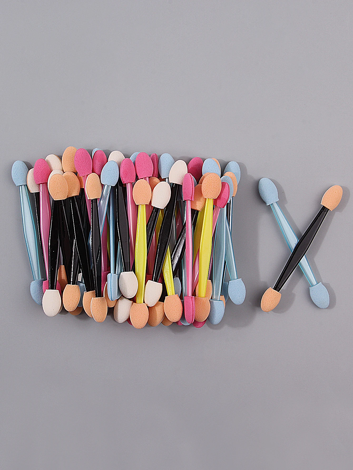 50 STKS multi-color tweekoppige spons oogschaduw borstel, oogschaduw make-up spons stok, draagbare nauwkeurige kleuren oogmake-up borstel