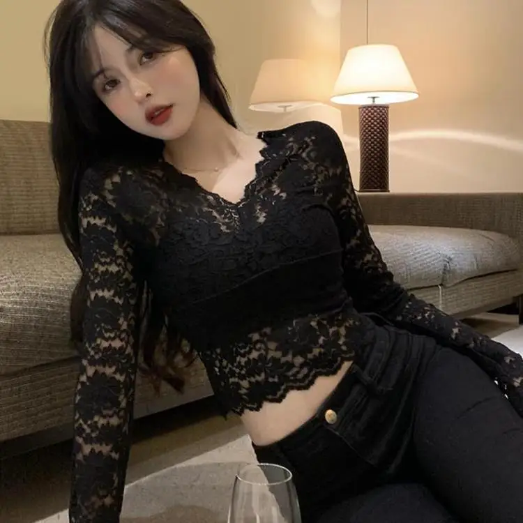 تي شيرت نسائي طويل الأكمام أنيق مزين بالدانتيل من القطن على الطراز الفرنسي بياقة مربعة مكشكشة بقصة ضيقة ومريحة ومرقعة غير منتظمة