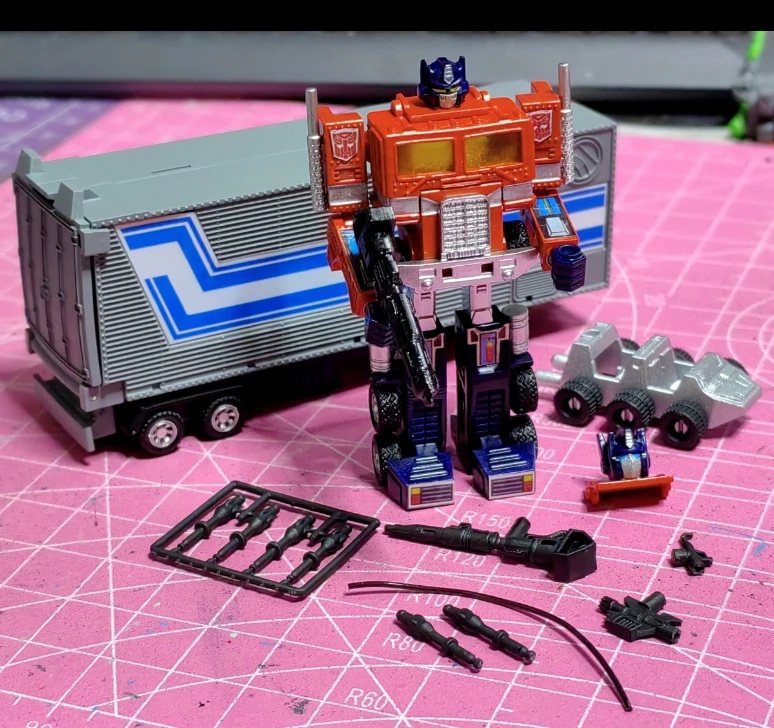 

Transformable Autobot G1 Animated Miniature Model Optimus Prime Collectible Model Toy （height 6cm）