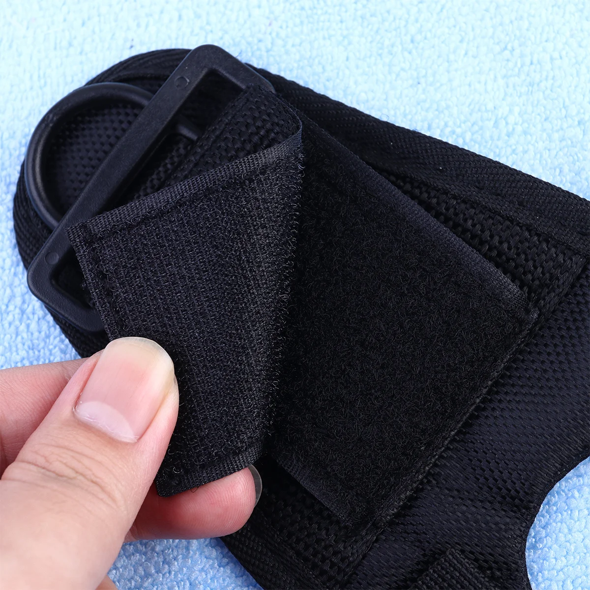 الغوص تحت الماء مصباح يدوي الشعلة حامل اليد النايلون قفاز قابل للتعديل شريط للرسغ الأسود للتخييم الصيد الليلي